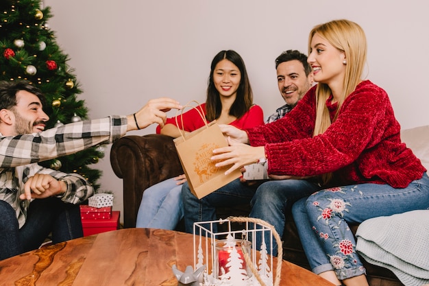 Concetto di gifting con gli amici