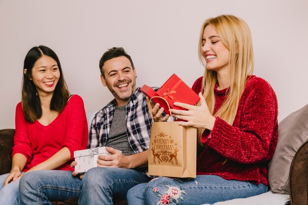 Concetto di gifting con tre amici