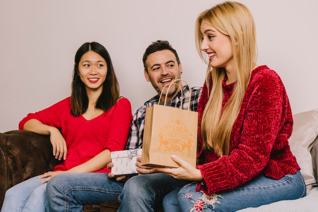 Concetto di gifting con un gruppo di tre amici