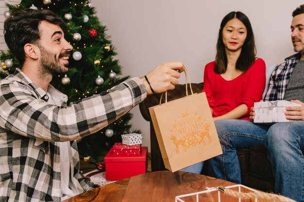 Concetto di gifting con uomo che tiene il sacchetto della spesa