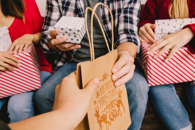 Concetto di gifting di Natale con la mano che dà borsa