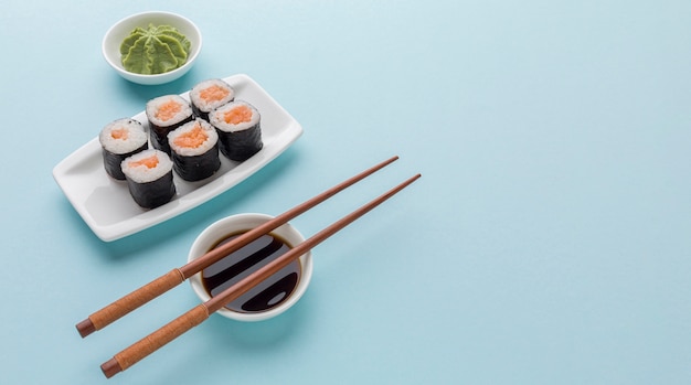 Concetto di giorno dei sushi con lo spazio della copia