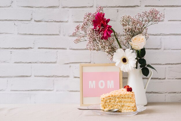 Concetto di giorno della madre con telaio e torta