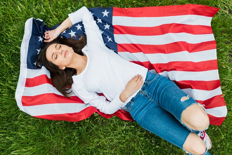 Foto gratuito concetto di giorno di indipendenza con donna sdraiata e bandiera americana