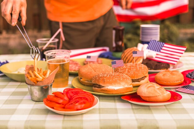 Concetto di giorno di indipendenza con hamburger