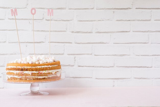 Concetto di giorno di madre con torta e spazio a destra