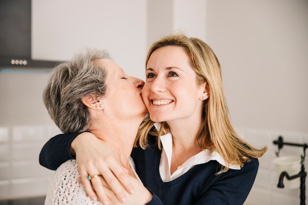 Concetto di giorno di madre in cucina