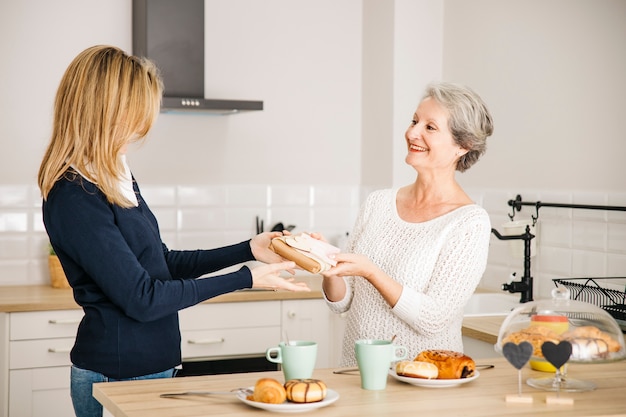 Concetto di giorno di madri con colazione