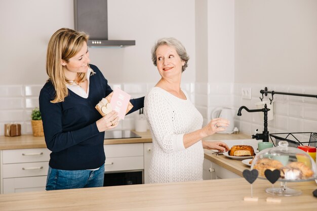 Concetto di giorno di madri con colazione