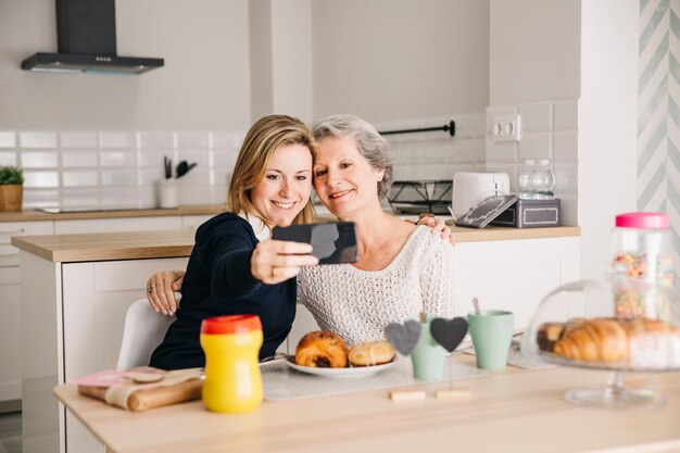 Concetto di giorno di madri con colazione