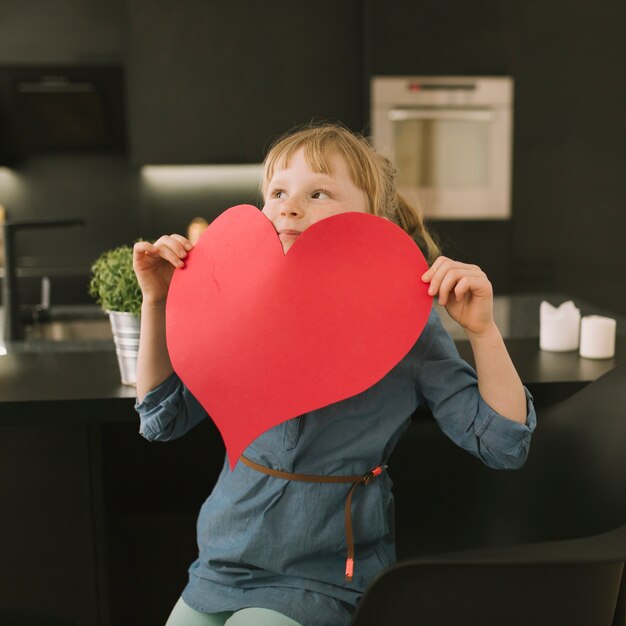 Concetto di giorno di madri con cuore di carta