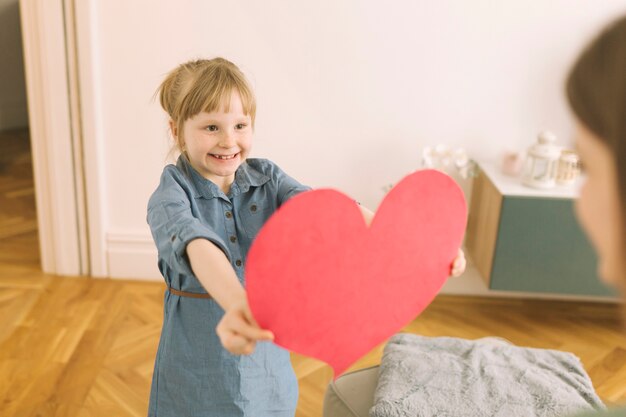 Concetto di giorno di madri con cuore di carta