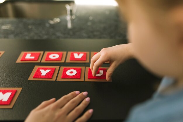 Concetto di giorno di madri con gioco di lettere