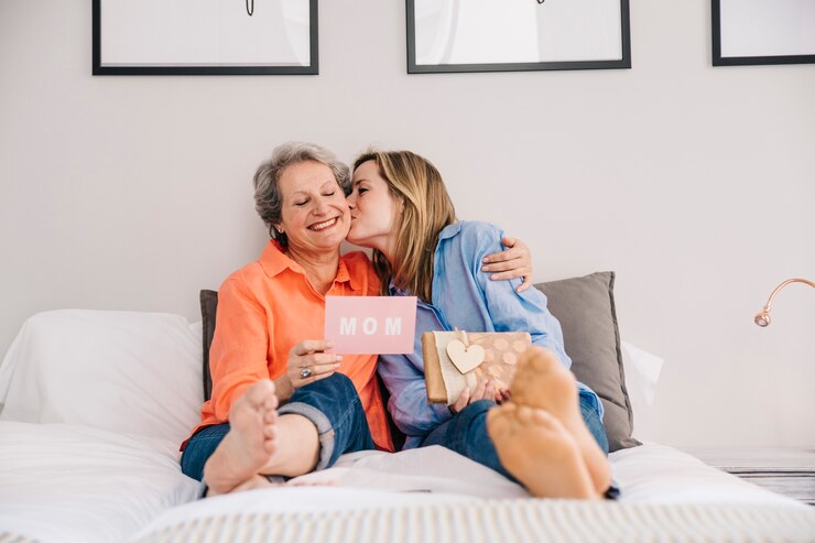 Foto gratuito concetto di giorno di madri in camera da letto con bacio