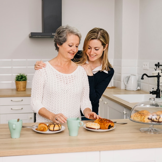 Concetto di giorno di madri in cucina