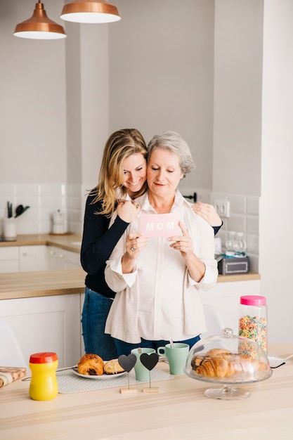 Concetto di giorno di madri in cucina