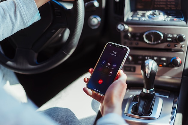 Concetto di giorno di padri con l&#39;uomo in auto guardando il suo smartphone