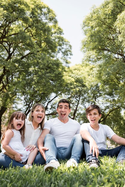 Concetto di giorno di padri con la famiglia all&#39;aperto