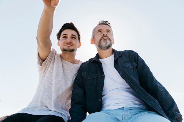 Concetto di giorno di padri con padre e figlio seduti insieme