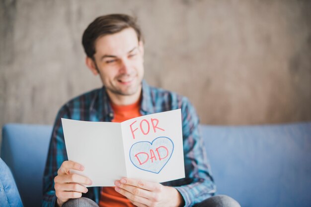 Concetto di giorno di padri con padre felice che sembra carta disegnata a mano