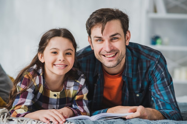 Concetto di giorno di padri con sorridente padre e figlia