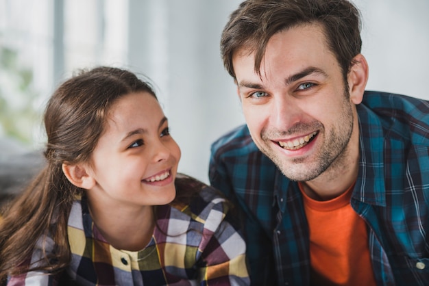 Concetto di giorno di padri con sorridente padre e figlia