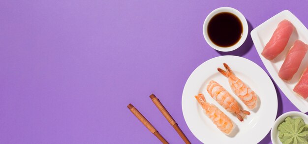 Concetto di giorno di sushi vista dall'alto con spazio di copia