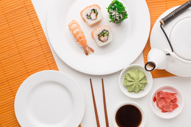 Concetto di giorno di sushi vista dall'alto sul tavolo