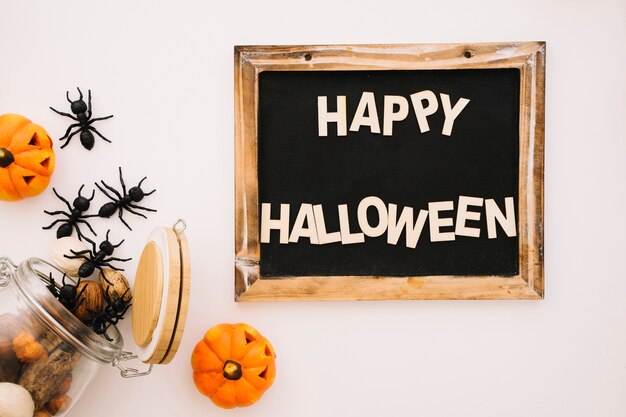 Concetto di Halloween con ardesia e formiche