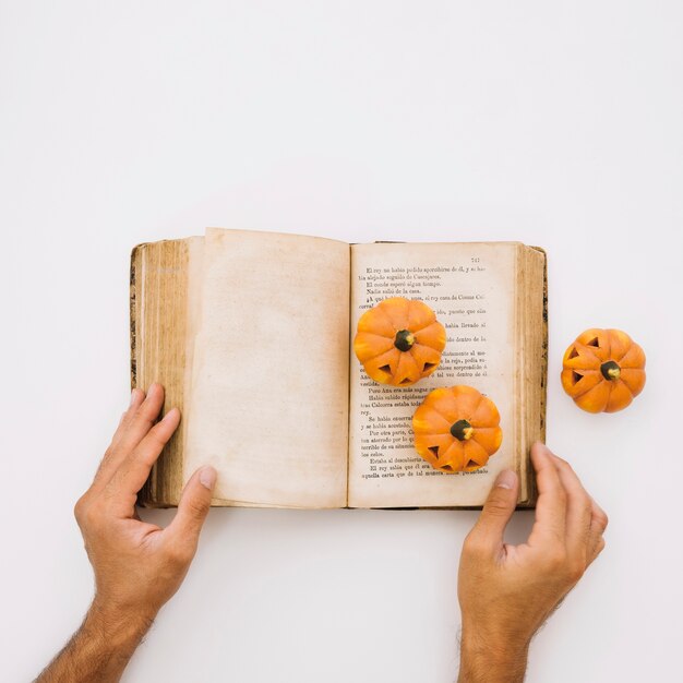 Concetto di Halloween con le mani e il libro