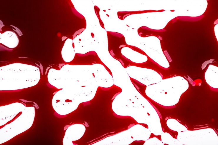 Foto gratuito concetto di halloween: sangue splatter su sfondo bianco