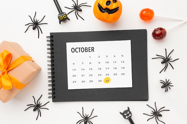 Concetto di halloween vista dall'alto con il calendario