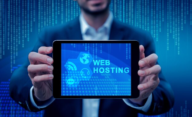 Concetto di hosting di siti Web con vista frontale della tavoletta della holding dell'uomo