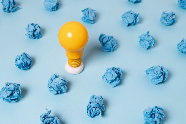 Concetto di idea con la lampadina