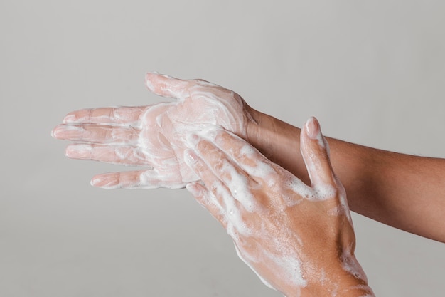 Concetto di igiene lavaggio e sfregamento delle mani con sapone