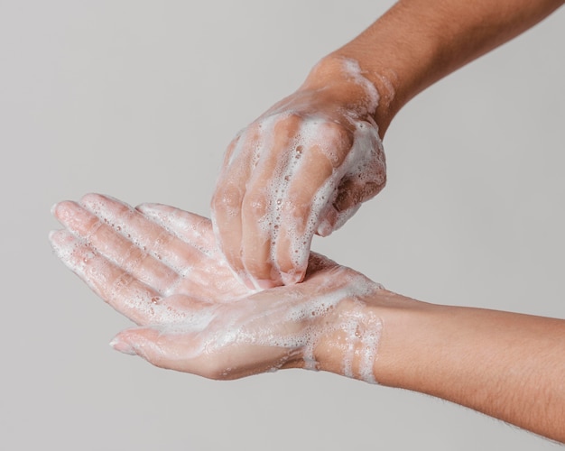 Concetto di igiene pulita profonda lavarsi le mani con sapone