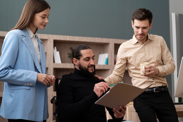 Concetto di inclusione lavorativa con uomo in sedia a rotelle