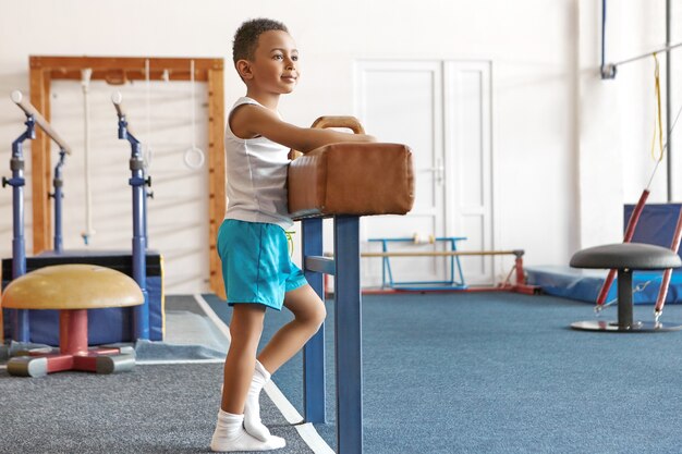 Concetto di infanzia, salute, sport e ginnastica felice attivo.