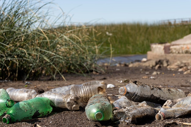 Concetto di inquinamento dell'acqua con immondizia