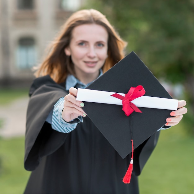 Concetto di laurea con ritratto di donna felice