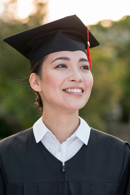 Concetto di laurea con ritratto di donna felice