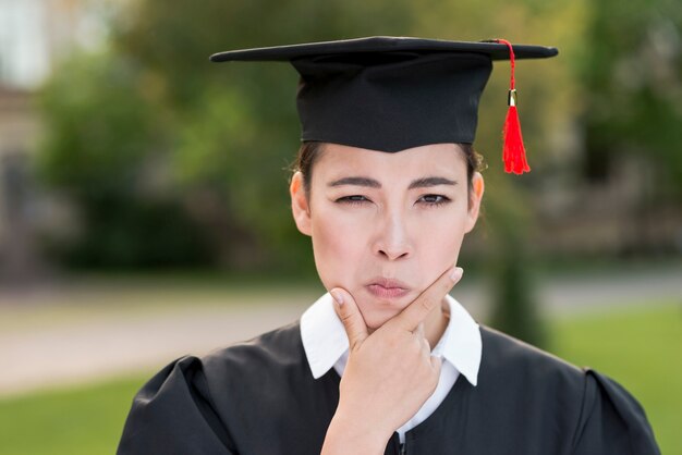 Concetto di laurea con ritratto di ragazza felice