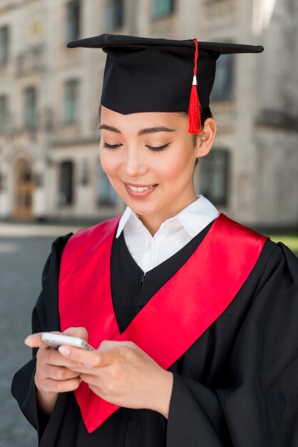 Concetto di laurea con ritratto di ragazza felice