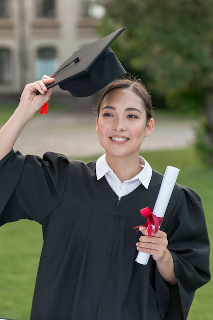 Concetto di laurea con ritratto di ragazza felice