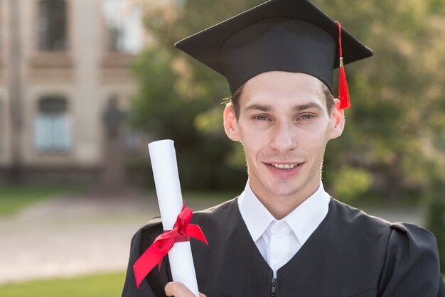 Concetto di laurea con ritratto di uomo felice