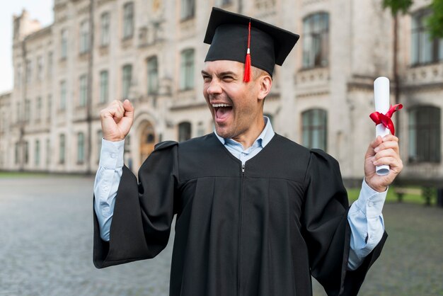 Concetto di laurea con ritratto di uomo felice