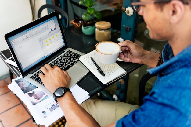 Concetto di lavoro del caffè della caffetteria dell&#39;uomo