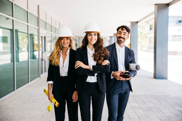 Concetto di lavoro di squadra con architetti sorridenti