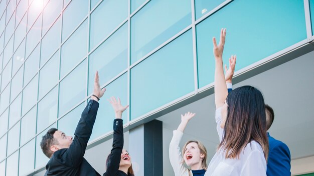 Concetto di lavoro di squadra con le mani sollevate