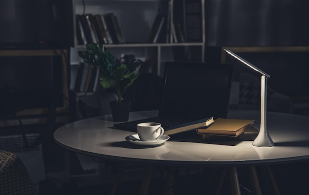 Concetto di lavoro notturno sul posto di lavoro a tarda notte